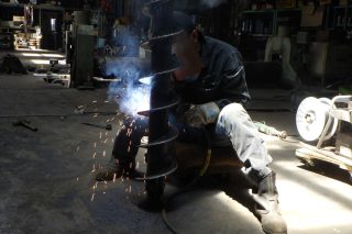 工場長の職人魂‼熱の入った溶接と朝顔の芽