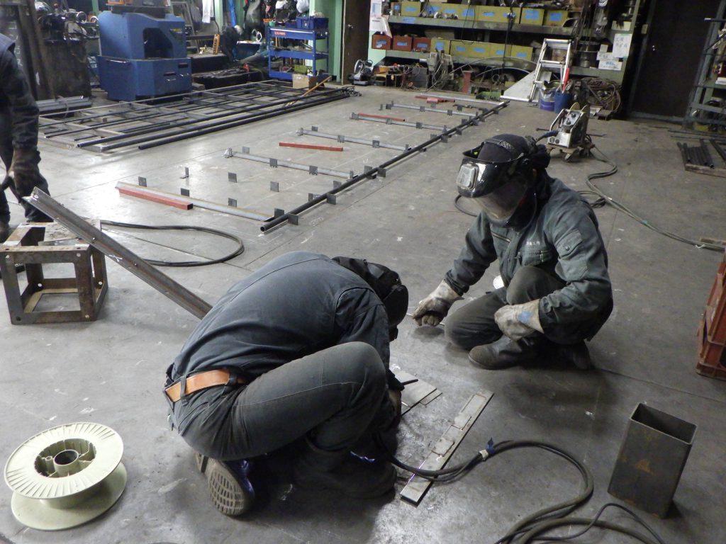 溶接練習中！若手もベテランも一緒に成長