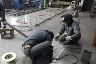 溶接練習中！若手もベテランも一緒に成長